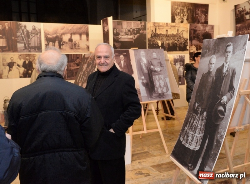 Zdjęcie w galerii na portalu naszraciborz.pl: Ślązaczka w rodzinie, kulturze, społeczeństwie 1850-1940. Nowa wystawa w Muzeum  wiadomości z regionu