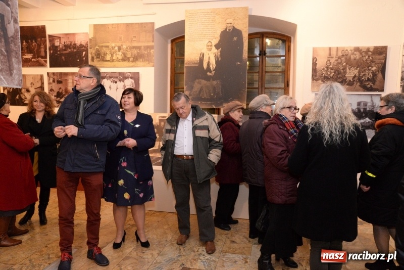 Zdjęcie w galerii na portalu naszraciborz.pl: Ślązaczka w rodzinie, kulturze, społeczeństwie 1850-1940. Nowa wystawa w Muzeum  wiadomości z regionu