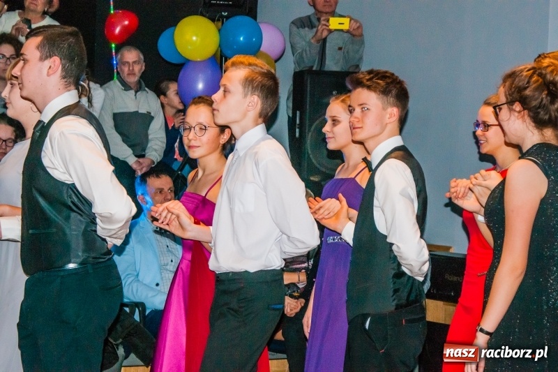 Zdjęcie w galerii na portalu naszraciborz.pl: Andrzejkowy zawrót głowy, czyli pokazy tańca towarzyskiego w MDK wiadomości z regionu