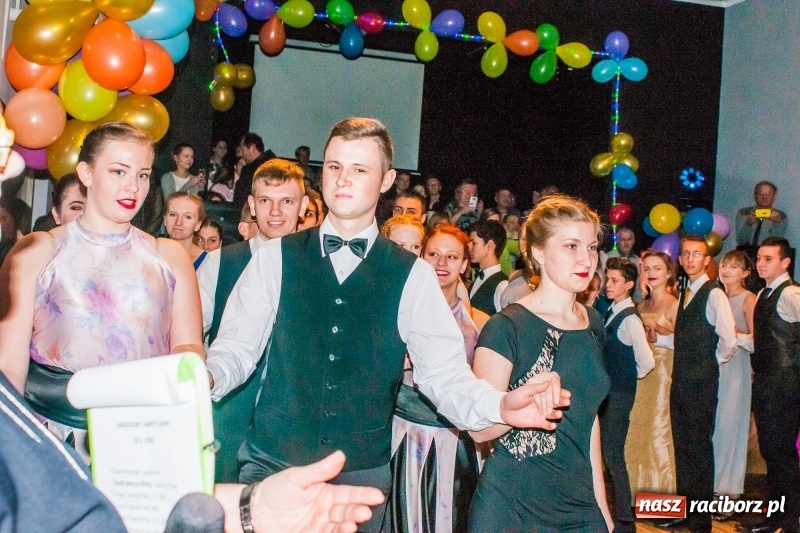 Zdjęcie w galerii na portalu naszraciborz.pl: Andrzejkowy zawrót głowy, czyli pokazy tańca towarzyskiego w MDK wiadomości z regionu