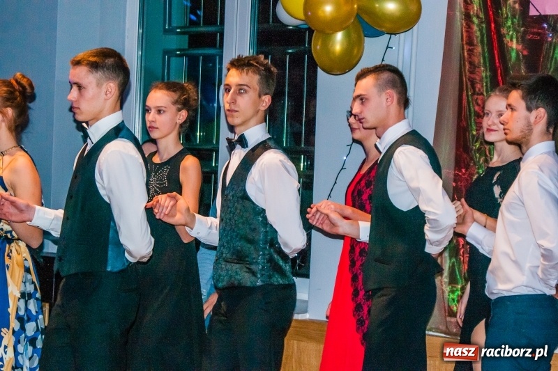 Zdjęcie w galerii na portalu naszraciborz.pl: Andrzejkowy zawrót głowy, czyli pokazy tańca towarzyskiego w MDK wiadomości z regionu