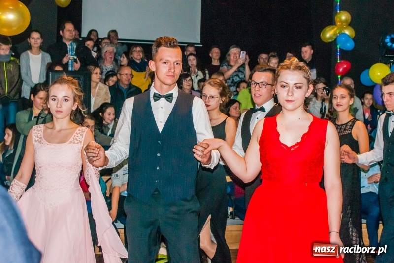 Zdjęcie w galerii na portalu naszraciborz.pl: Andrzejkowy zawrót głowy, czyli pokazy tańca towarzyskiego w MDK wiadomości z regionu