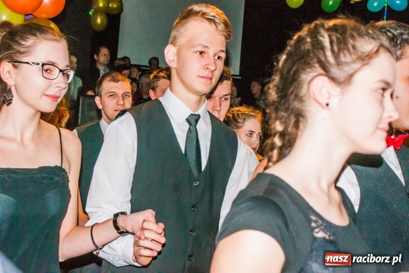 Zdjęcie w galerii na portalu naszraciborz.pl: Andrzejkowy zawrót głowy, czyli pokazy tańca towarzyskiego w MDK wiadomości z regionu