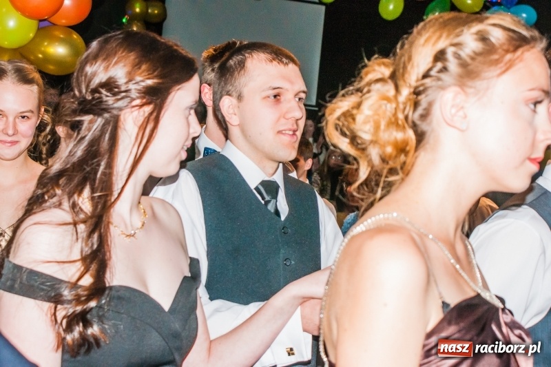 Zdjęcie w galerii na portalu naszraciborz.pl: Andrzejkowy zawrót głowy, czyli pokazy tańca towarzyskiego w MDK wiadomości z regionu