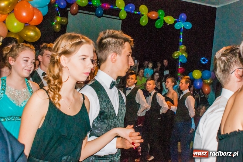 Zdjęcie w galerii na portalu naszraciborz.pl: Andrzejkowy zawrót głowy, czyli pokazy tańca towarzyskiego w MDK wiadomości z regionu