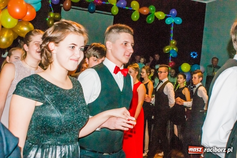 Zdjęcie w galerii na portalu naszraciborz.pl: Andrzejkowy zawrót głowy, czyli pokazy tańca towarzyskiego w MDK wiadomości z regionu