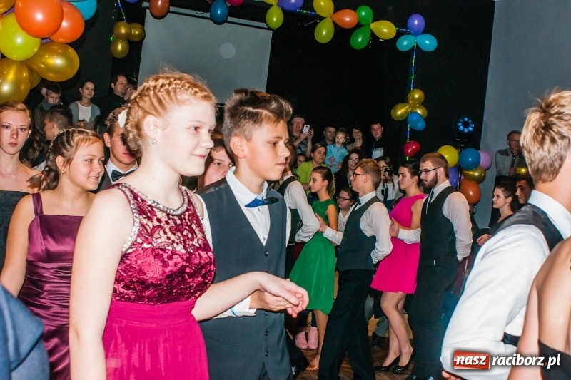 Zdjęcie w galerii na portalu naszraciborz.pl: Andrzejkowy zawrót głowy, czyli pokazy tańca towarzyskiego w MDK wiadomości z regionu