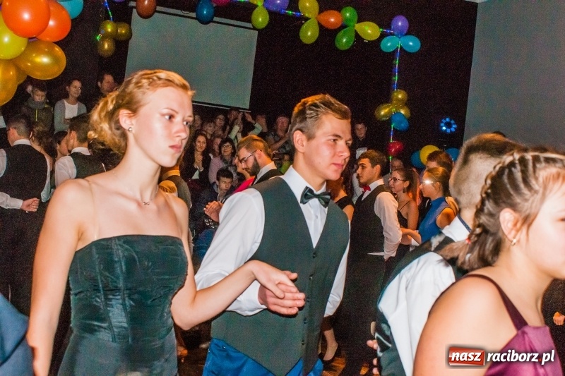 Zdjęcie w galerii na portalu naszraciborz.pl: Andrzejkowy zawrót głowy, czyli pokazy tańca towarzyskiego w MDK wiadomości z regionu