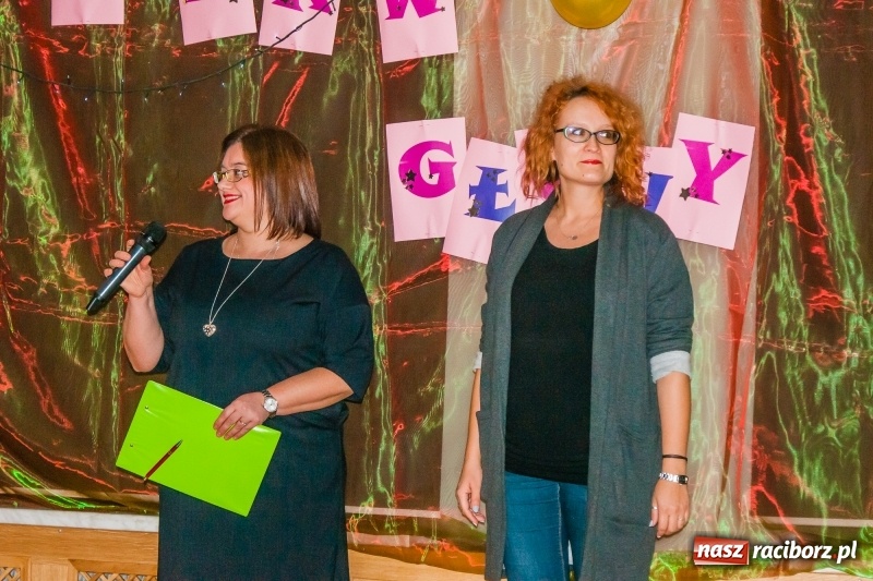 Zdjęcie w galerii na portalu naszraciborz.pl: Andrzejkowy zawrót głowy, czyli pokazy tańca towarzyskiego w MDK wiadomości z regionu