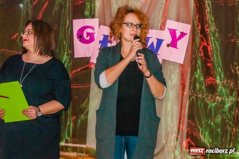 Zdjęcie w galerii na portalu naszraciborz.pl: Andrzejkowy zawrót głowy, czyli pokazy tańca towarzyskiego w MDK wiadomości z regionu