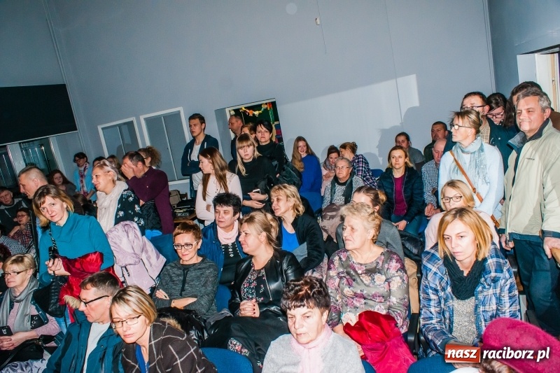 Zdjęcie w galerii na portalu naszraciborz.pl: Andrzejkowy zawrót głowy, czyli pokazy tańca towarzyskiego w MDK wiadomości z regionu