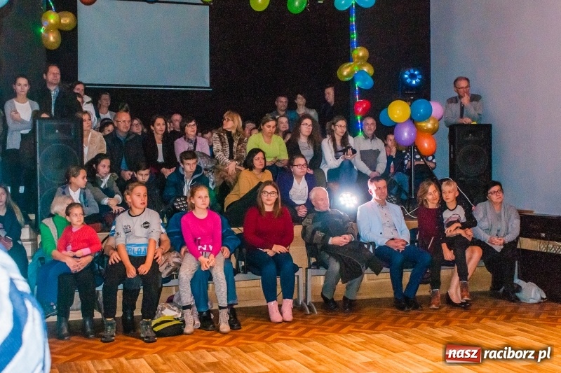 Zdjęcie w galerii na portalu naszraciborz.pl: Andrzejkowy zawrót głowy, czyli pokazy tańca towarzyskiego w MDK wiadomości z regionu