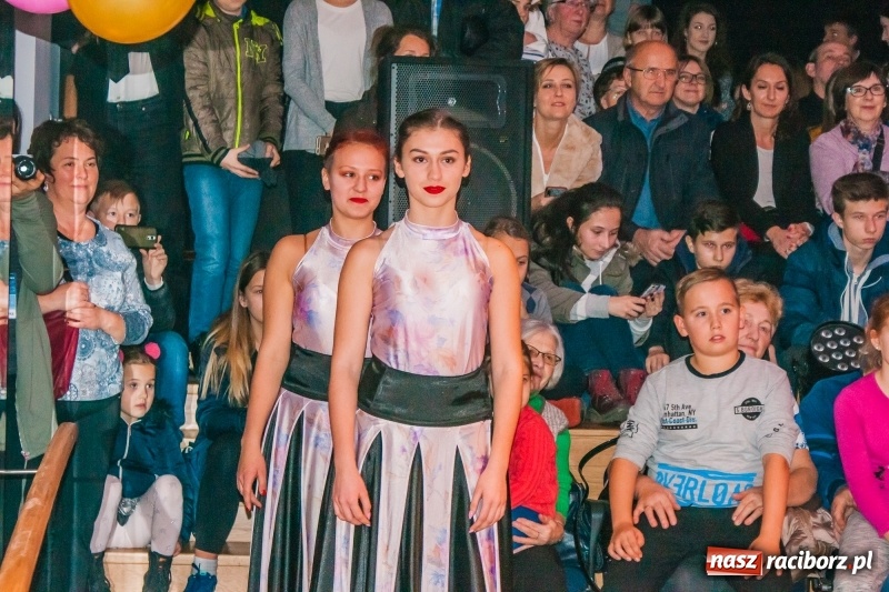 Zdjęcie w galerii na portalu naszraciborz.pl: Andrzejkowy zawrót głowy, czyli pokazy tańca towarzyskiego w MDK wiadomości z regionu