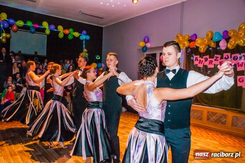 Zdjęcie w galerii na portalu naszraciborz.pl: Andrzejkowy zawrót głowy, czyli pokazy tańca towarzyskiego w MDK wiadomości z regionu