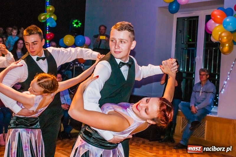 Zdjęcie w galerii na portalu naszraciborz.pl: Andrzejkowy zawrót głowy, czyli pokazy tańca towarzyskiego w MDK wiadomości z regionu