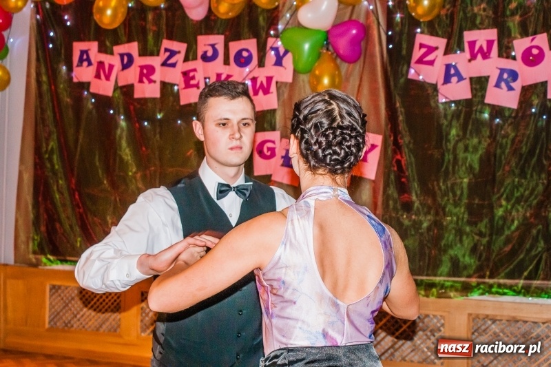 Zdjęcie w galerii na portalu naszraciborz.pl: Andrzejkowy zawrót głowy, czyli pokazy tańca towarzyskiego w MDK wiadomości z regionu