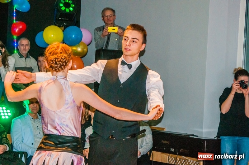 Zdjęcie w galerii na portalu naszraciborz.pl: Andrzejkowy zawrót głowy, czyli pokazy tańca towarzyskiego w MDK wiadomości z regionu