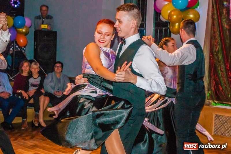 Zdjęcie w galerii na portalu naszraciborz.pl: Andrzejkowy zawrót głowy, czyli pokazy tańca towarzyskiego w MDK wiadomości z regionu