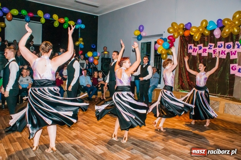 Zdjęcie w galerii na portalu naszraciborz.pl: Andrzejkowy zawrót głowy, czyli pokazy tańca towarzyskiego w MDK wiadomości z regionu