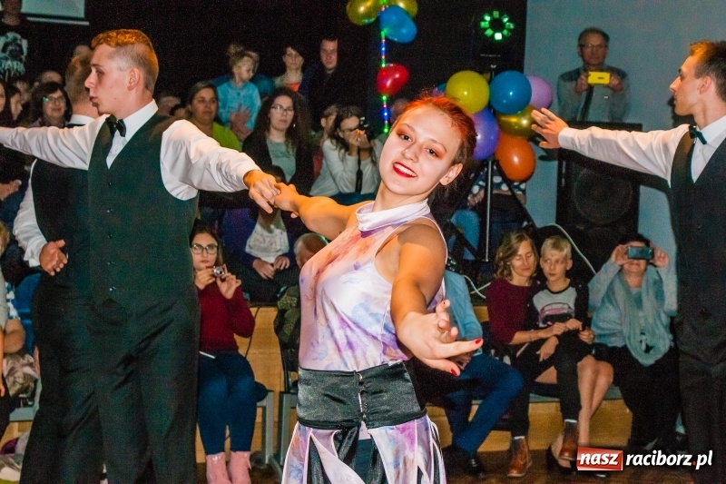 Zdjęcie w galerii na portalu naszraciborz.pl: Andrzejkowy zawrót głowy, czyli pokazy tańca towarzyskiego w MDK wiadomości z regionu