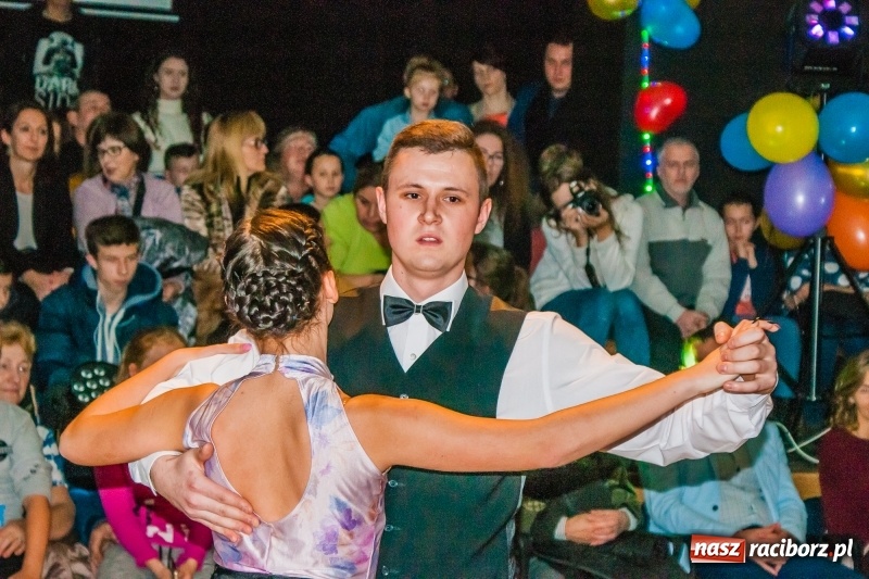 Zdjęcie w galerii na portalu naszraciborz.pl: Andrzejkowy zawrót głowy, czyli pokazy tańca towarzyskiego w MDK wiadomości z regionu