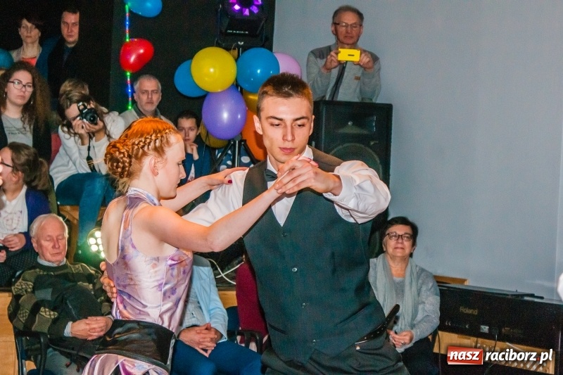 Zdjęcie w galerii na portalu naszraciborz.pl: Andrzejkowy zawrót głowy, czyli pokazy tańca towarzyskiego w MDK wiadomości z regionu