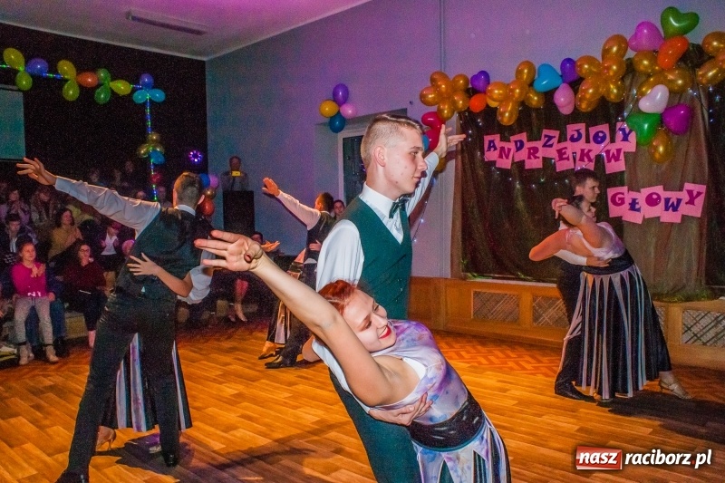 Zdjęcie w galerii na portalu naszraciborz.pl: Andrzejkowy zawrót głowy, czyli pokazy tańca towarzyskiego w MDK wiadomości z regionu