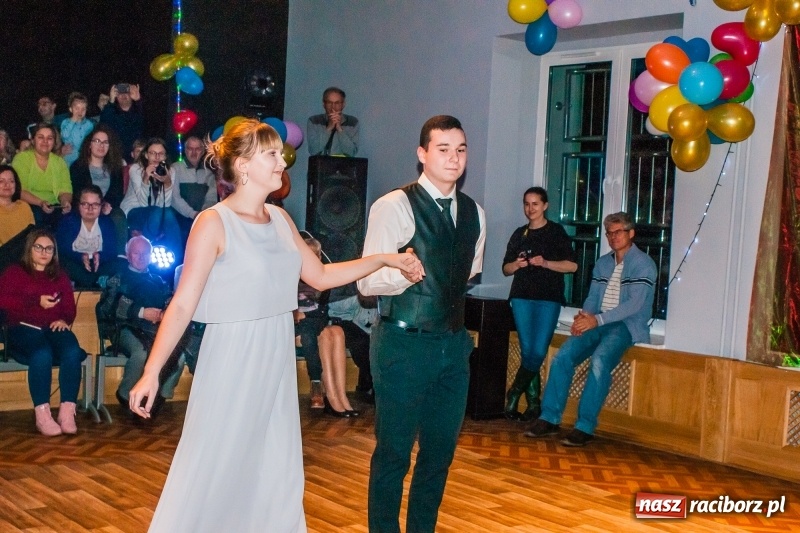 Zdjęcie w galerii na portalu naszraciborz.pl: Andrzejkowy zawrót głowy, czyli pokazy tańca towarzyskiego w MDK wiadomości z regionu