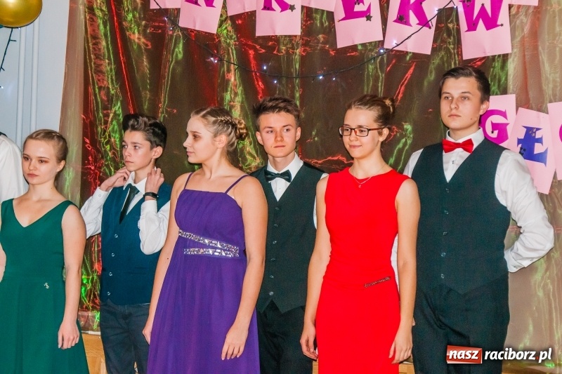 Zdjęcie w galerii na portalu naszraciborz.pl: Andrzejkowy zawrót głowy, czyli pokazy tańca towarzyskiego w MDK wiadomości z regionu