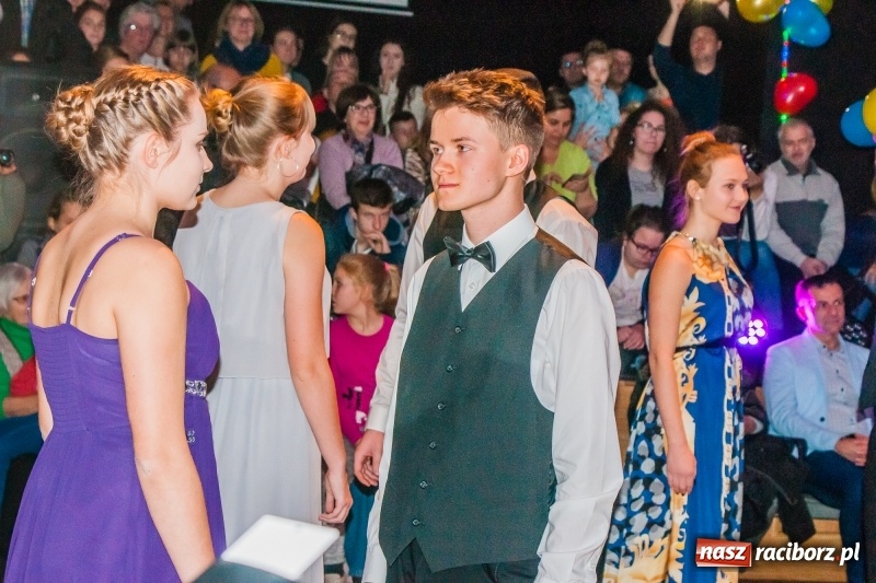 Zdjęcie w galerii na portalu naszraciborz.pl: Andrzejkowy zawrót głowy, czyli pokazy tańca towarzyskiego w MDK wiadomości z regionu