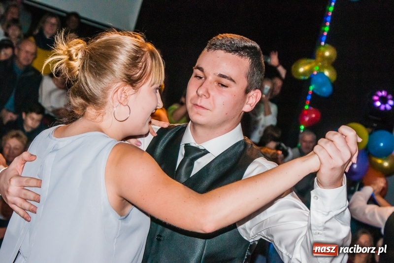 Zdjęcie w galerii na portalu naszraciborz.pl: Andrzejkowy zawrót głowy, czyli pokazy tańca towarzyskiego w MDK wiadomości z regionu