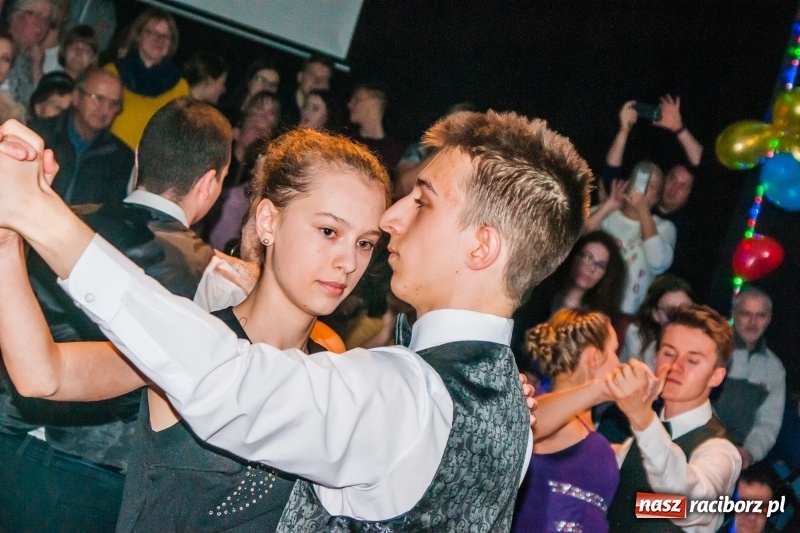 Zdjęcie w galerii na portalu naszraciborz.pl: Andrzejkowy zawrót głowy, czyli pokazy tańca towarzyskiego w MDK wiadomości z regionu