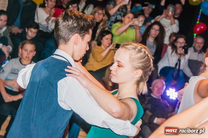 Zdjęcie w galerii na portalu naszraciborz.pl: Andrzejkowy zawrót głowy, czyli pokazy tańca towarzyskiego w MDK wiadomości z regionu