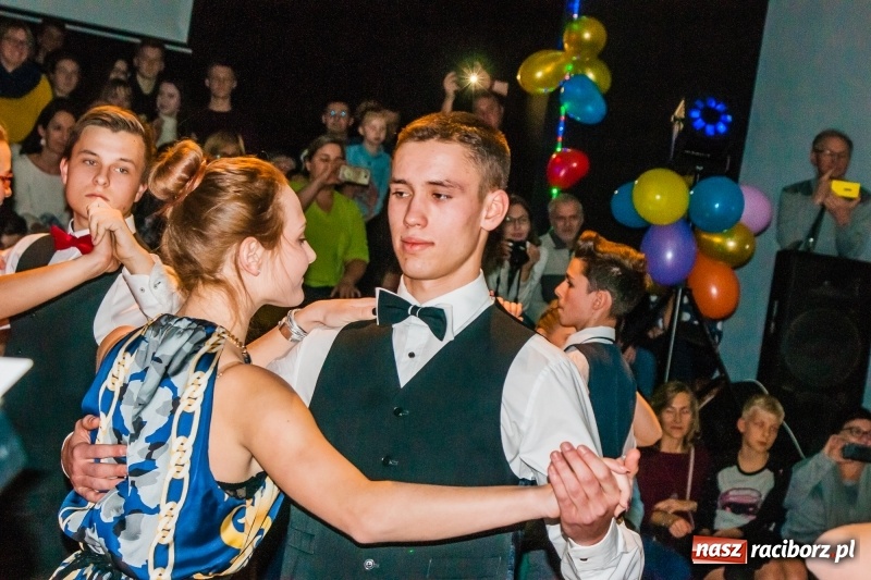 Zdjęcie w galerii na portalu naszraciborz.pl: Andrzejkowy zawrót głowy, czyli pokazy tańca towarzyskiego w MDK wiadomości z regionu