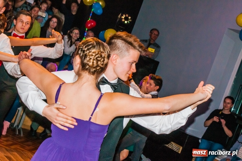Zdjęcie w galerii na portalu naszraciborz.pl: Andrzejkowy zawrót głowy, czyli pokazy tańca towarzyskiego w MDK wiadomości z regionu