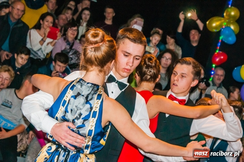 Zdjęcie w galerii na portalu naszraciborz.pl: Andrzejkowy zawrót głowy, czyli pokazy tańca towarzyskiego w MDK wiadomości z regionu