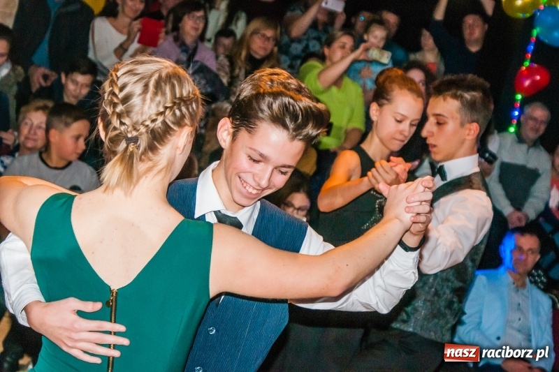Zdjęcie w galerii na portalu naszraciborz.pl: Andrzejkowy zawrót głowy, czyli pokazy tańca towarzyskiego w MDK wiadomości z regionu