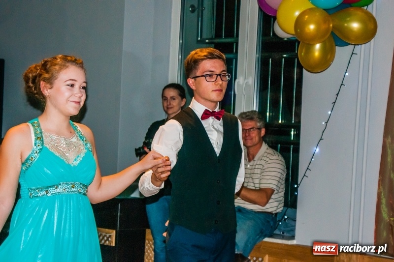 Zdjęcie w galerii na portalu naszraciborz.pl: Andrzejkowy zawrót głowy, czyli pokazy tańca towarzyskiego w MDK wiadomości z regionu