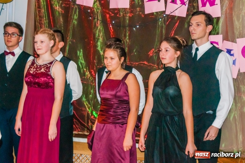 Zdjęcie w galerii na portalu naszraciborz.pl: Andrzejkowy zawrót głowy, czyli pokazy tańca towarzyskiego w MDK wiadomości z regionu