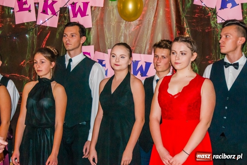 Zdjęcie w galerii na portalu naszraciborz.pl: Andrzejkowy zawrót głowy, czyli pokazy tańca towarzyskiego w MDK wiadomości z regionu