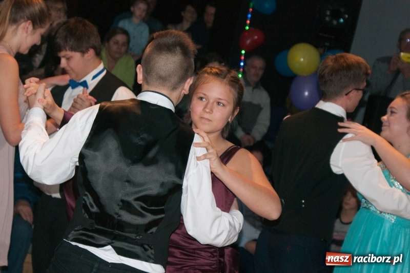 Zdjęcie w galerii na portalu naszraciborz.pl: Andrzejkowy zawrót głowy, czyli pokazy tańca towarzyskiego w MDK wiadomości z regionu