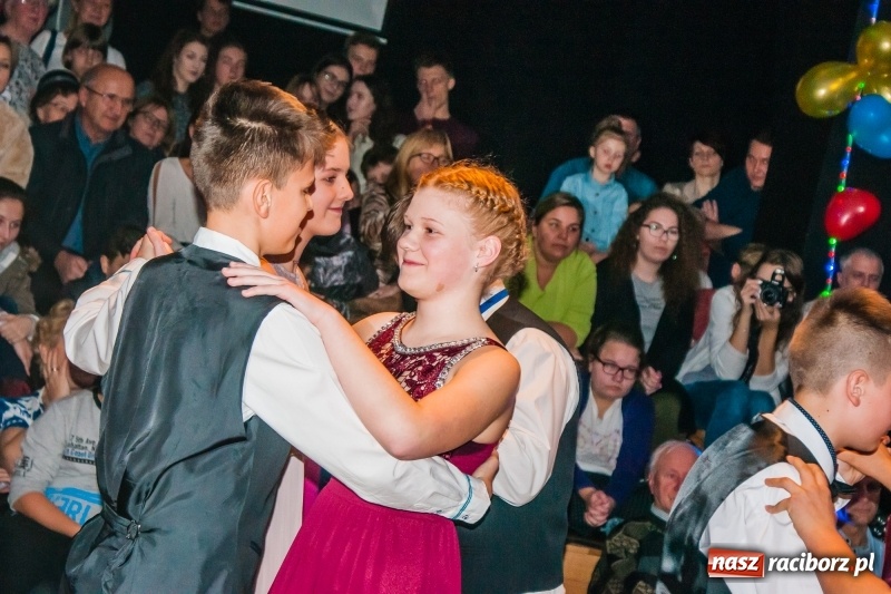 Zdjęcie w galerii na portalu naszraciborz.pl: Andrzejkowy zawrót głowy, czyli pokazy tańca towarzyskiego w MDK wiadomości z regionu