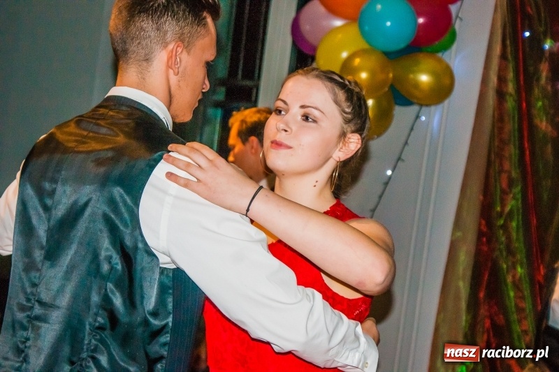 Zdjęcie w galerii na portalu naszraciborz.pl: Andrzejkowy zawrót głowy, czyli pokazy tańca towarzyskiego w MDK wiadomości z regionu