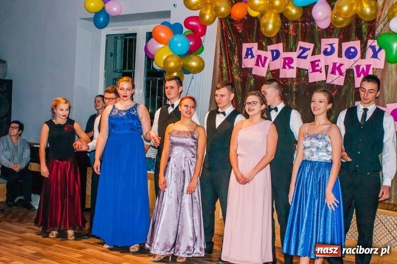 Zdjęcie w galerii na portalu naszraciborz.pl: Andrzejkowy zawrót głowy, czyli pokazy tańca towarzyskiego w MDK wiadomości z regionu