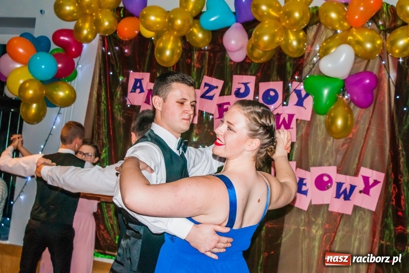 Zdjęcie w galerii na portalu naszraciborz.pl: Andrzejkowy zawrót głowy, czyli pokazy tańca towarzyskiego w MDK wiadomości z regionu