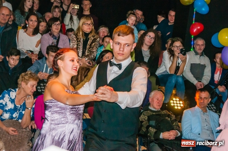 Zdjęcie w galerii na portalu naszraciborz.pl: Andrzejkowy zawrót głowy, czyli pokazy tańca towarzyskiego w MDK wiadomości z regionu