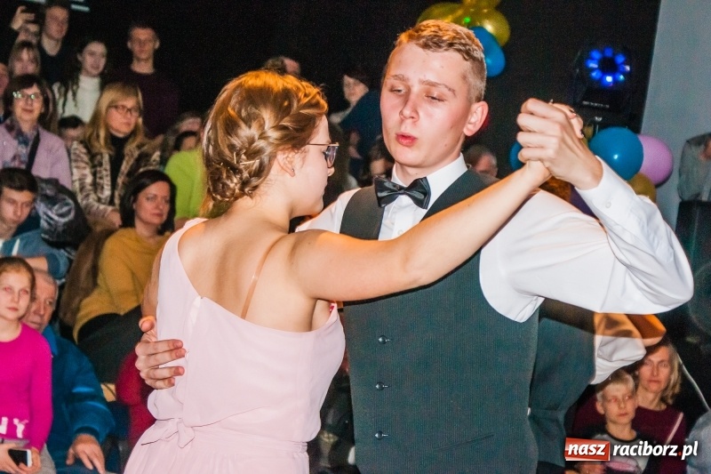 Zdjęcie w galerii na portalu naszraciborz.pl: Andrzejkowy zawrót głowy, czyli pokazy tańca towarzyskiego w MDK wiadomości z regionu