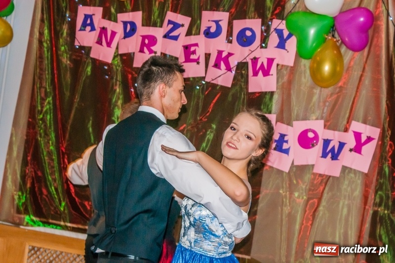 Zdjęcie w galerii na portalu naszraciborz.pl: Andrzejkowy zawrót głowy, czyli pokazy tańca towarzyskiego w MDK wiadomości z regionu