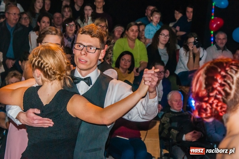 Zdjęcie w galerii na portalu naszraciborz.pl: Andrzejkowy zawrót głowy, czyli pokazy tańca towarzyskiego w MDK wiadomości z regionu