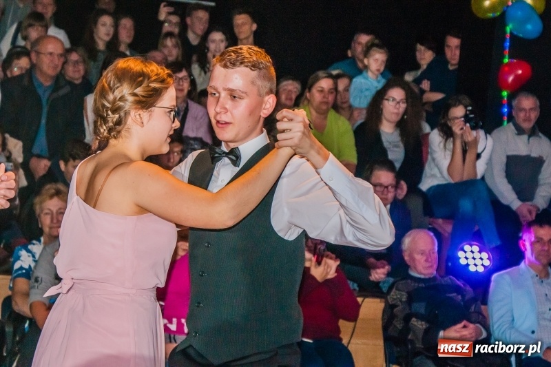 Zdjęcie w galerii na portalu naszraciborz.pl: Andrzejkowy zawrót głowy, czyli pokazy tańca towarzyskiego w MDK wiadomości z regionu
